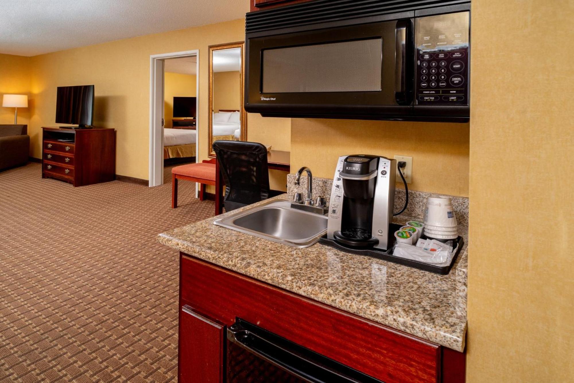 Holiday Inn Express And Suites Hazard By Ihg Exterior photo